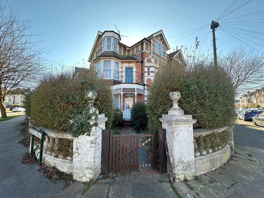 Lot: 141 - THREE-BEDROOM MAISONETTE FOR IMPROVEMENT - External of block of flats with Flat 1 in front